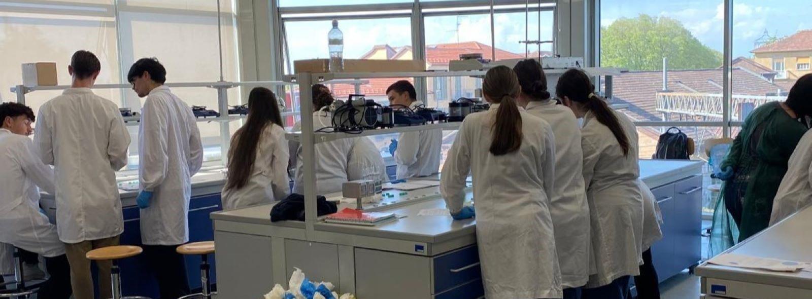Dalla teoria al laboratorio: gli studenti dell’istituto Sobrero nei laboratori di Chimica Verde 