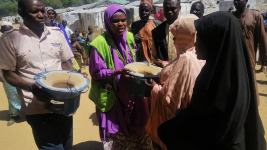 Fornelli a basso consumo energetico distribuiti ai rifugiati in un campo profughi in Nigeria