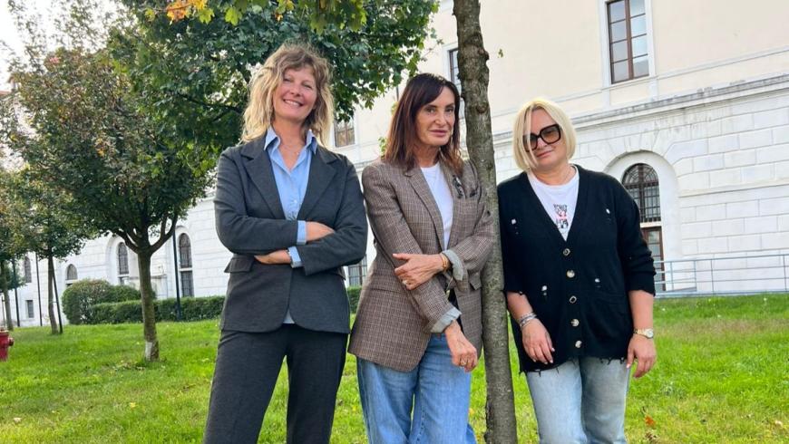 La professoressa Gennari (al centro) e le due ospiti, Cinzia e Michela